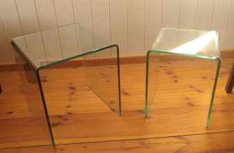 beistelltisch aus glas neben kleinerem glastisch