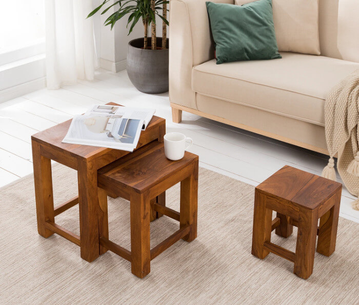 holz-beistelltische in wohnzimmer vor sofa